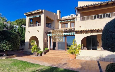 Villa de style méditerranéen avec joli jardin et 2 appartements séparés, à Altea
